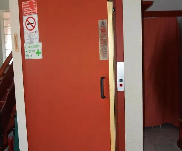 Hollo Es Barany Vendeghaz